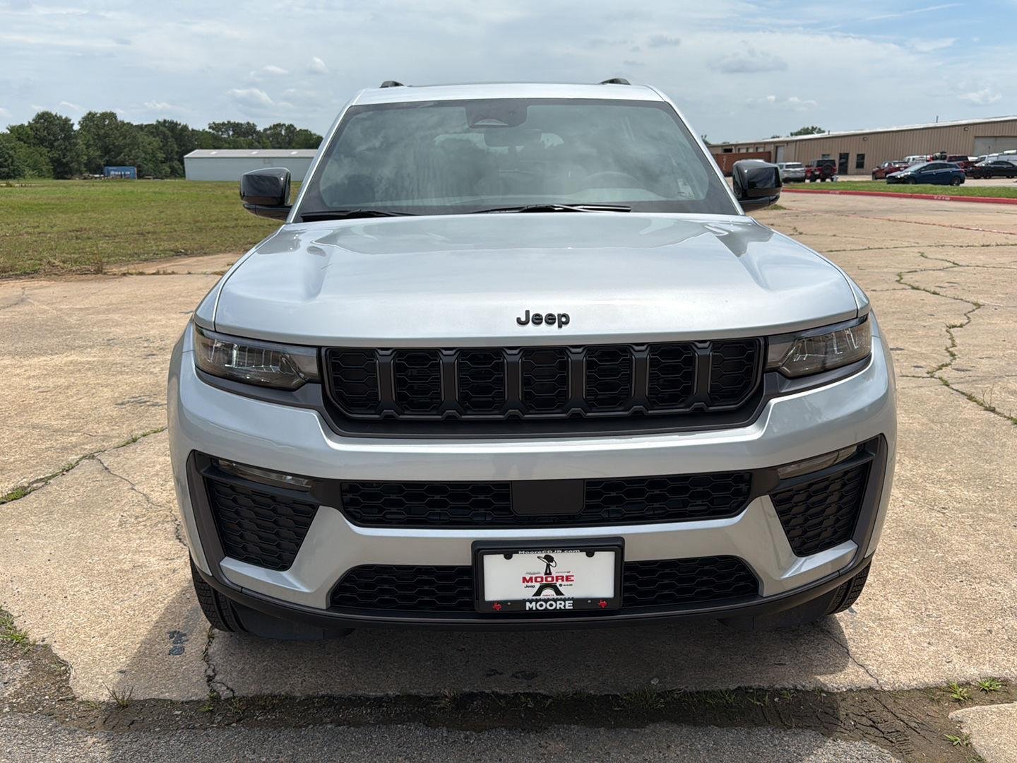 New 2026 Silver Zynith Exterior Paint Jeep Limited image 2