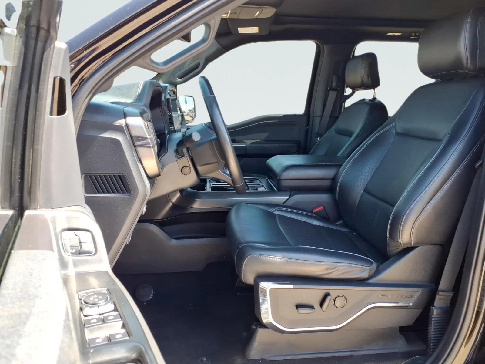 Used 2024  Ford LARIAT image 16