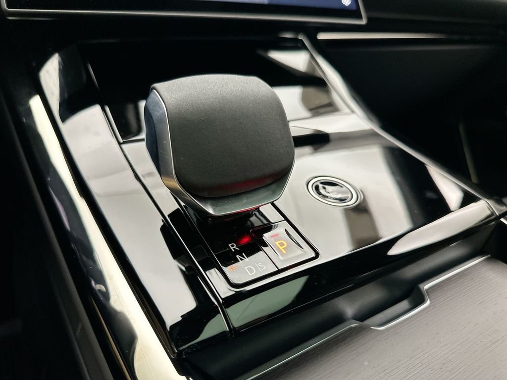 New 2026 Santorini Black Land Rover Dynamic SE image 12
