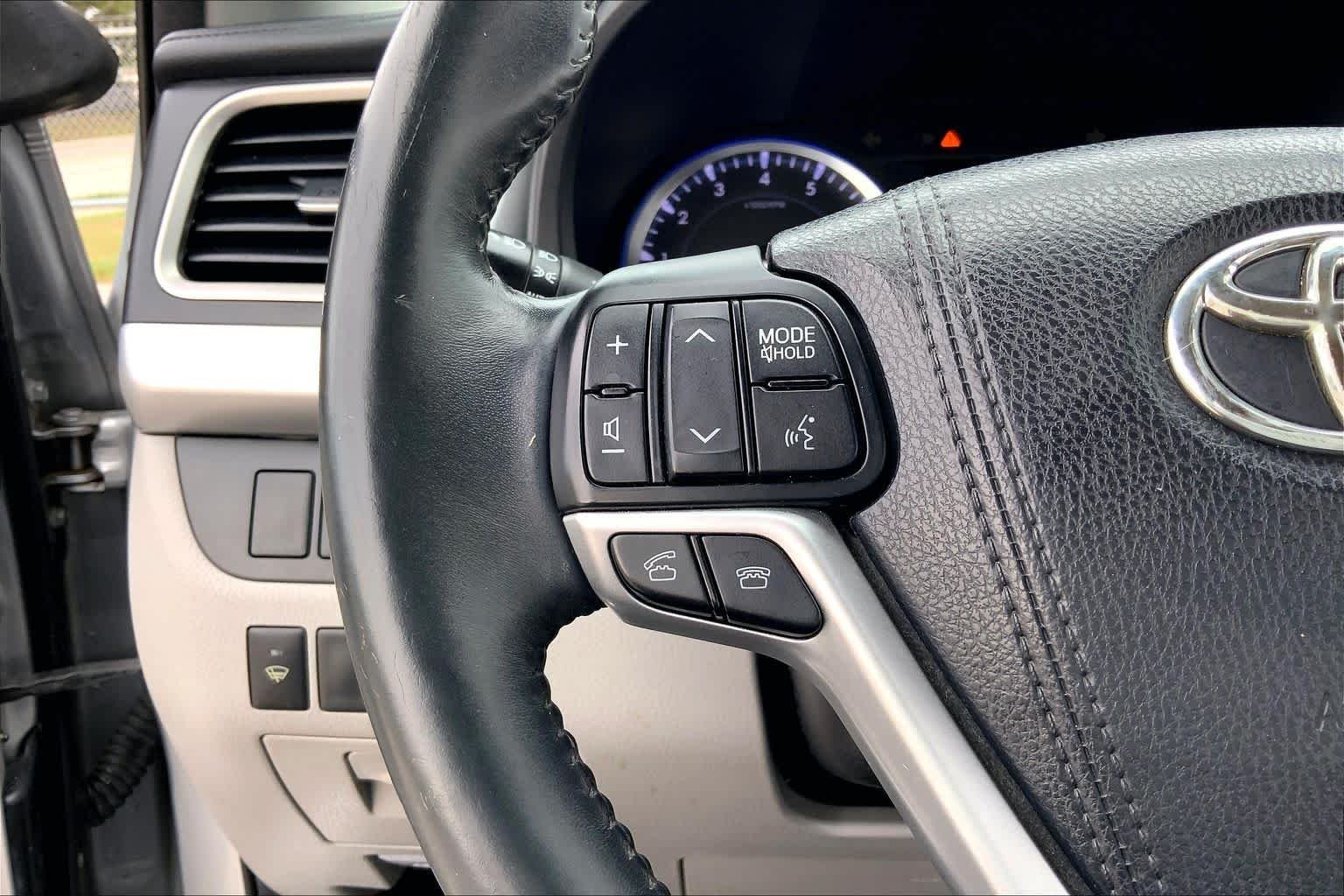Used 2015 Silver Sky Metallic Toyota Limited image 23