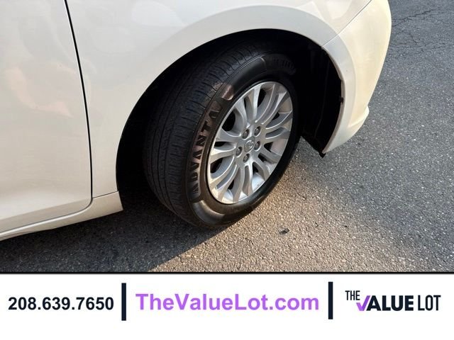 Used 2017 White Toyota XLE Premium image 11