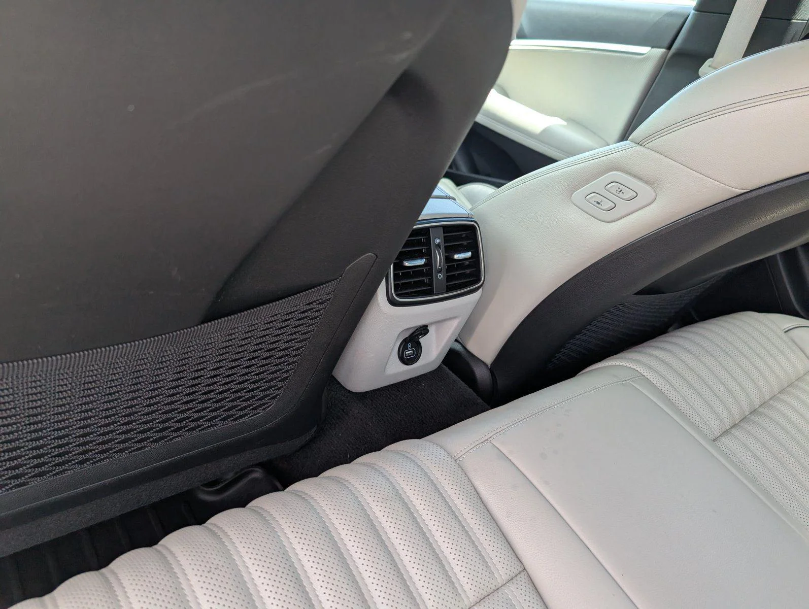 Used 2022 Uyuni White Genesis 3.3T image 32