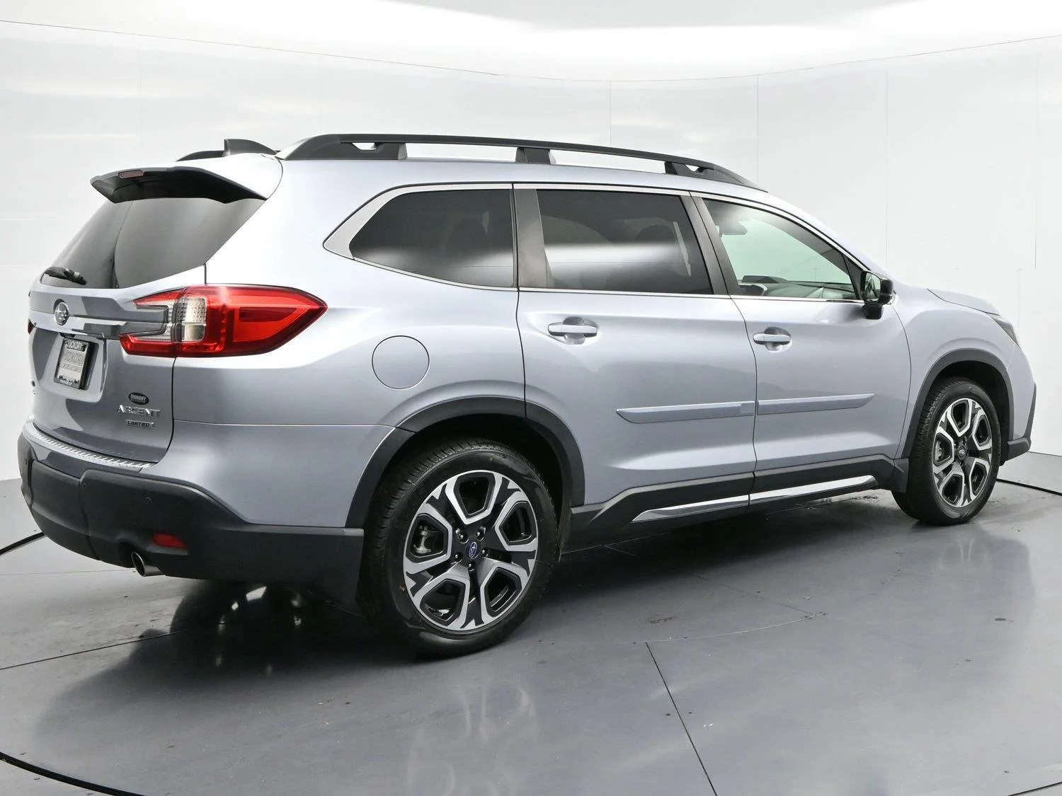 Used 2024 Ice Silver Metallic Subaru Limited image 7