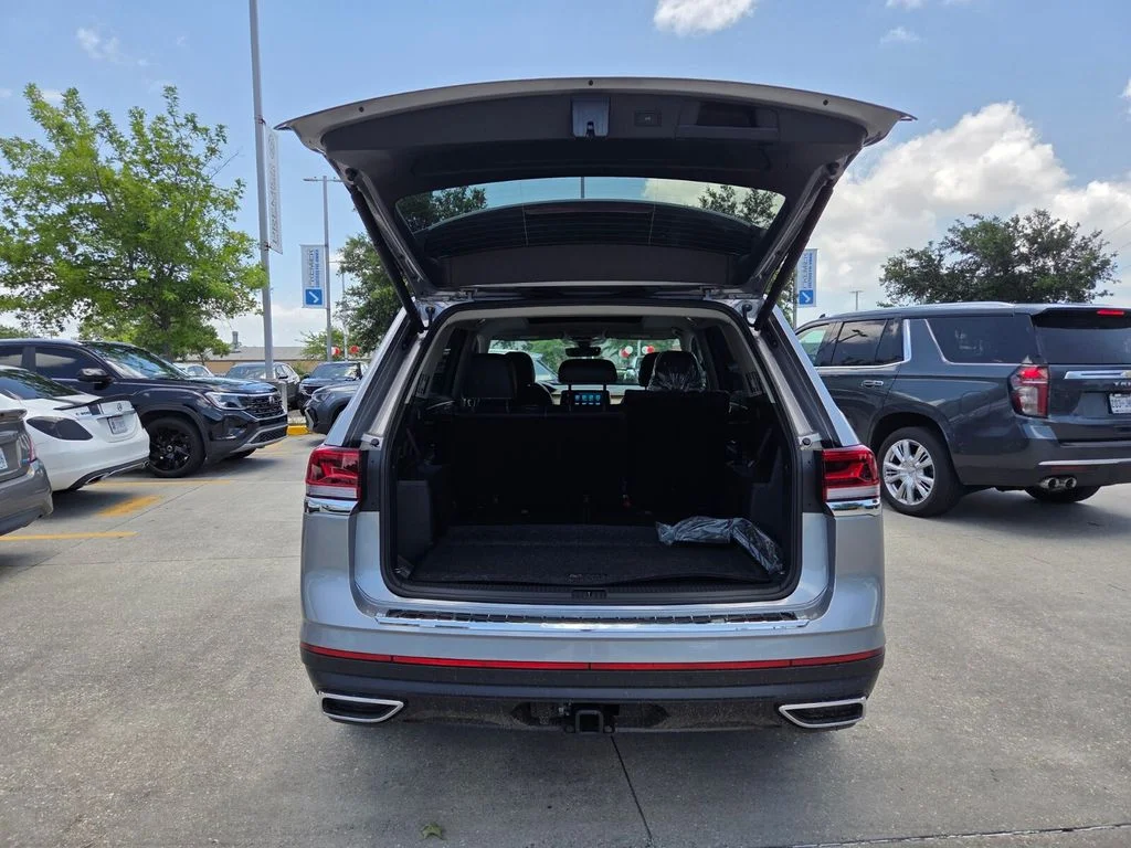 New 2026 Silver Volkswagen 2.0T SE w/Technology image 29