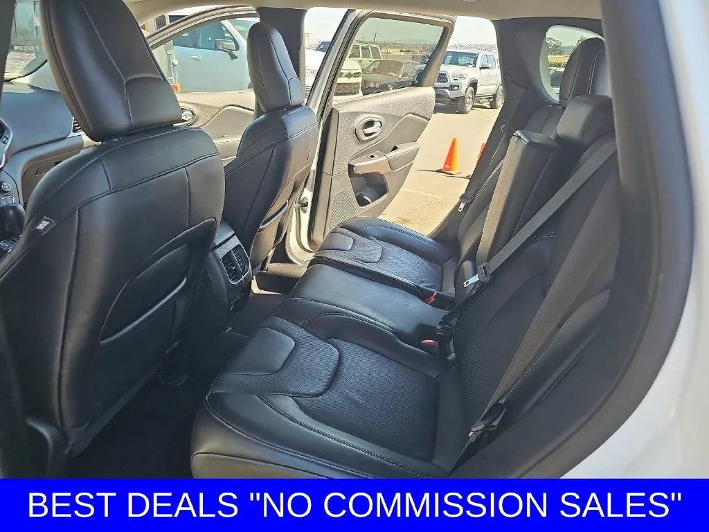 Used 2021 Bright White Clearcoat Jeep Latitude Lux image 14