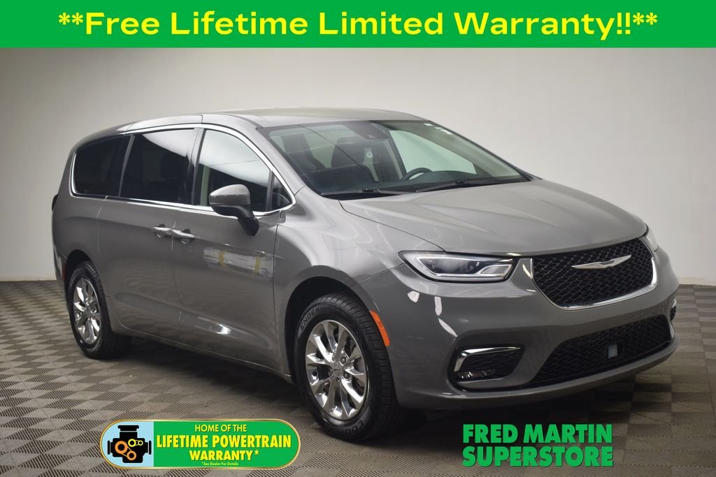 2023 Chrysler Pacifica Touring L AWD's photo
