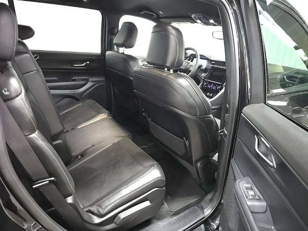 Used 2024 Black Jeep Altitude image 17