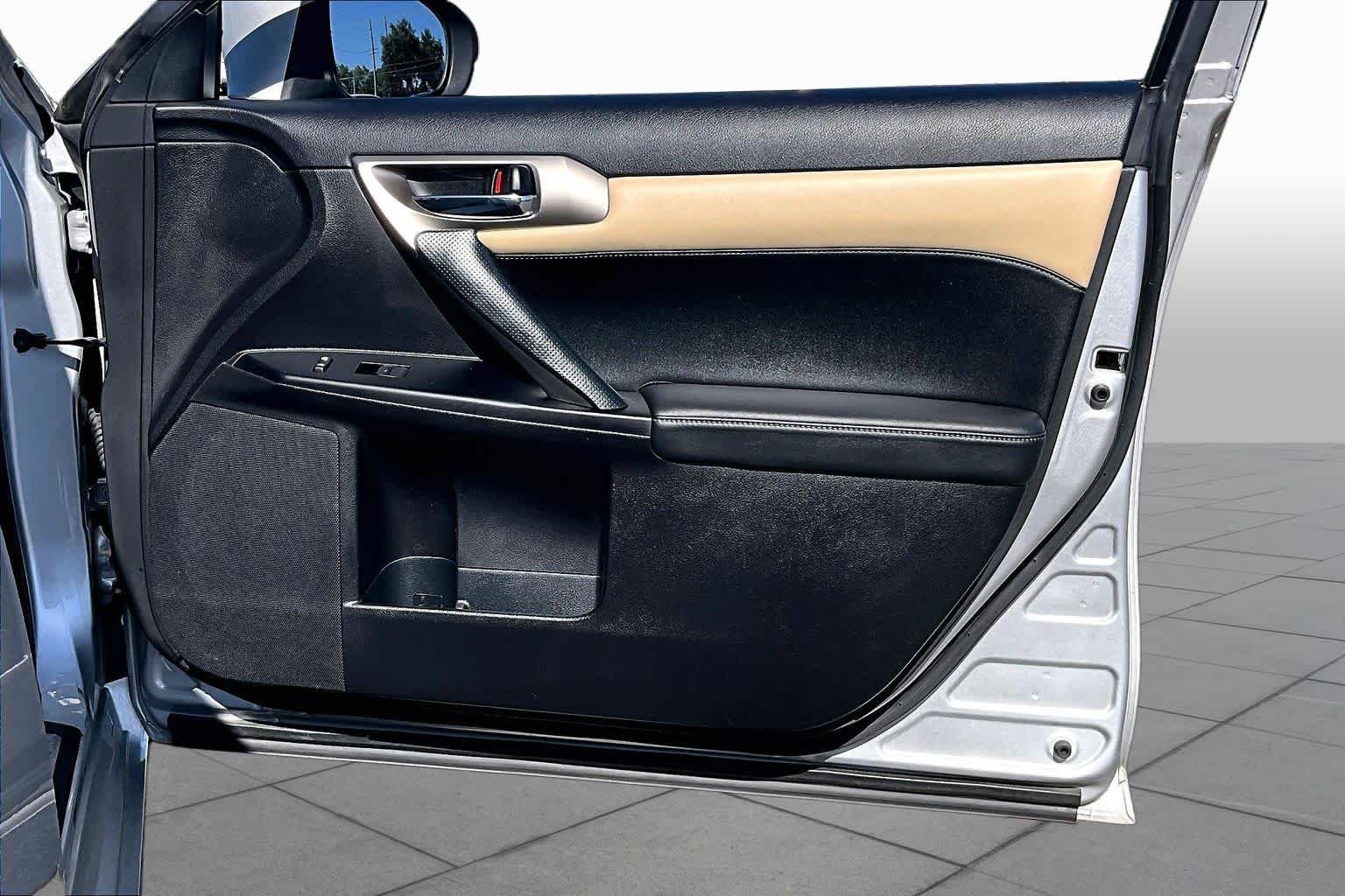 Used 2014 Silver Lining Metallic Lexus Hybrid image 22