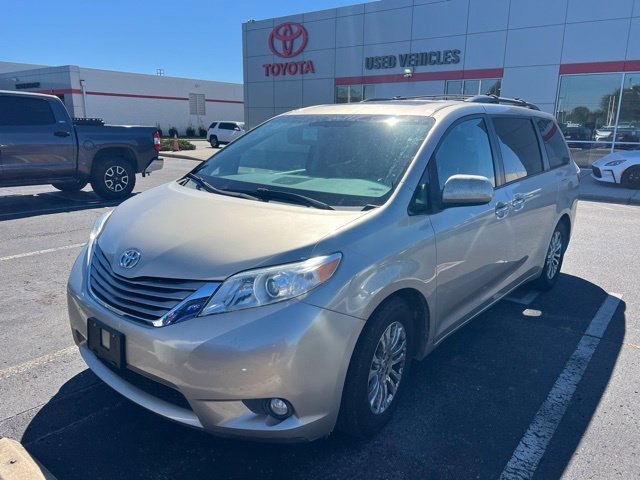 Used 2016  Toyota XLE image 1