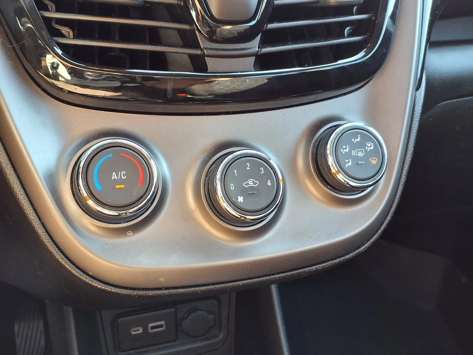 Used 2021 Silver Ice Chevrolet 1LT image 10