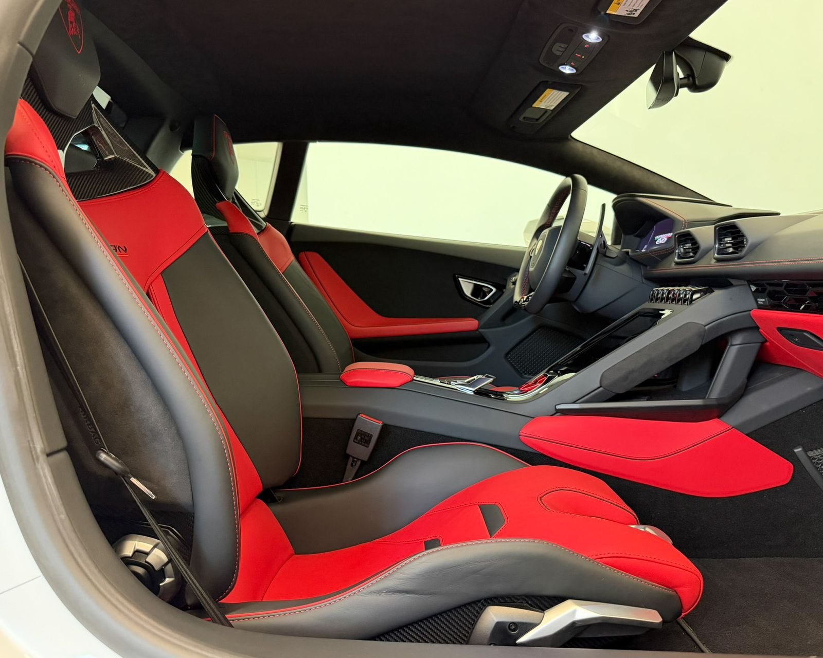 Used 2022  Lamborghini Base image 36
