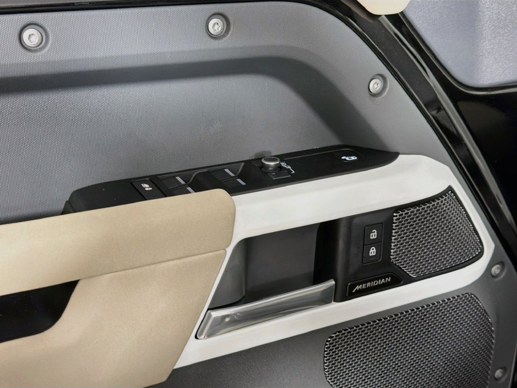 Used 2022 Black Land Rover S image 18
