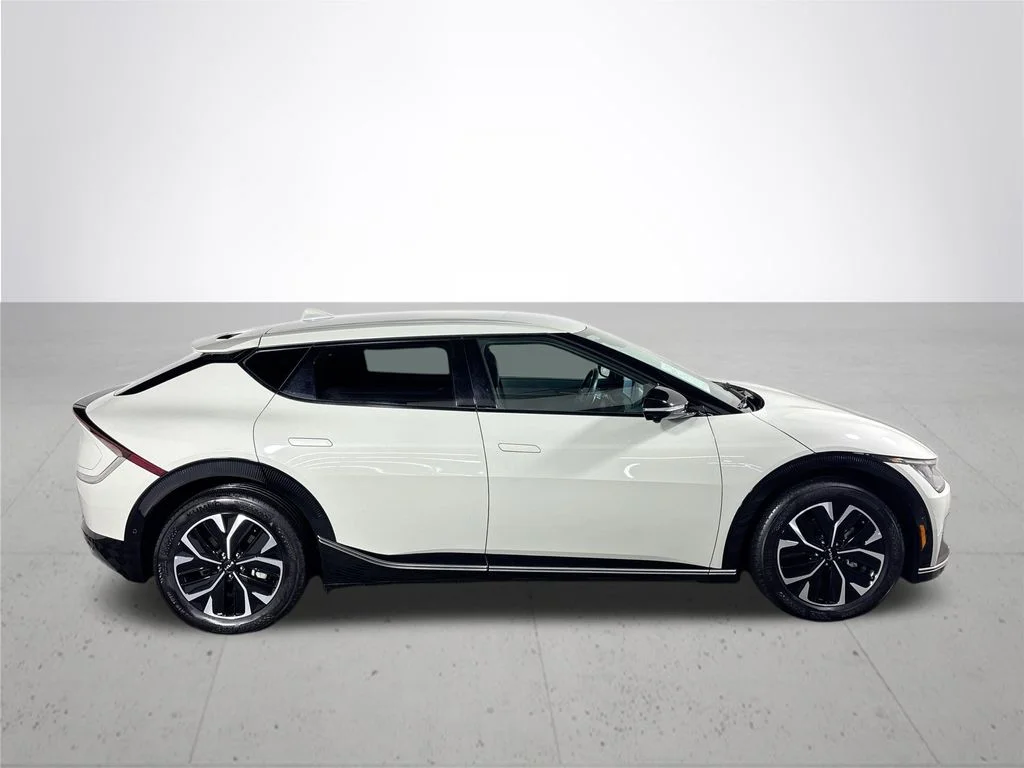 Used 2022 White Kia Wind image 5