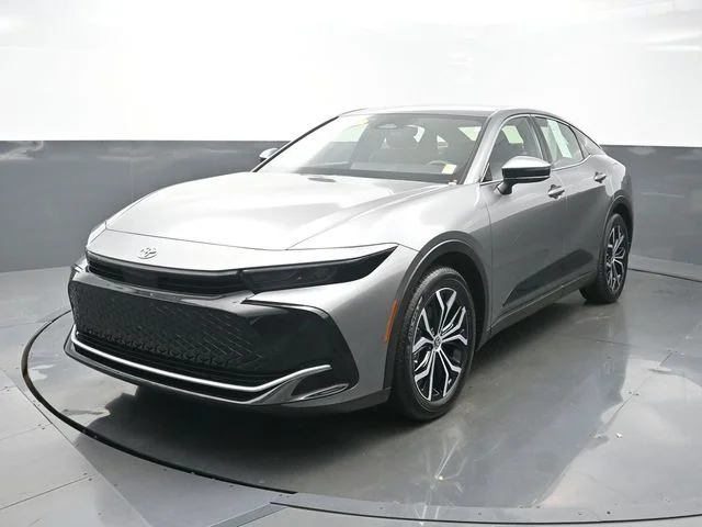 Used 2024  Toyota XLE image 3