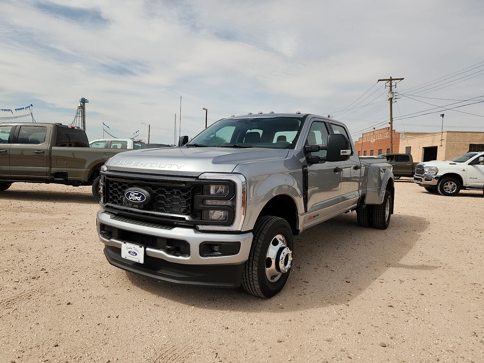 New 2027 Iconic Silver Metallic Ford XL image 3