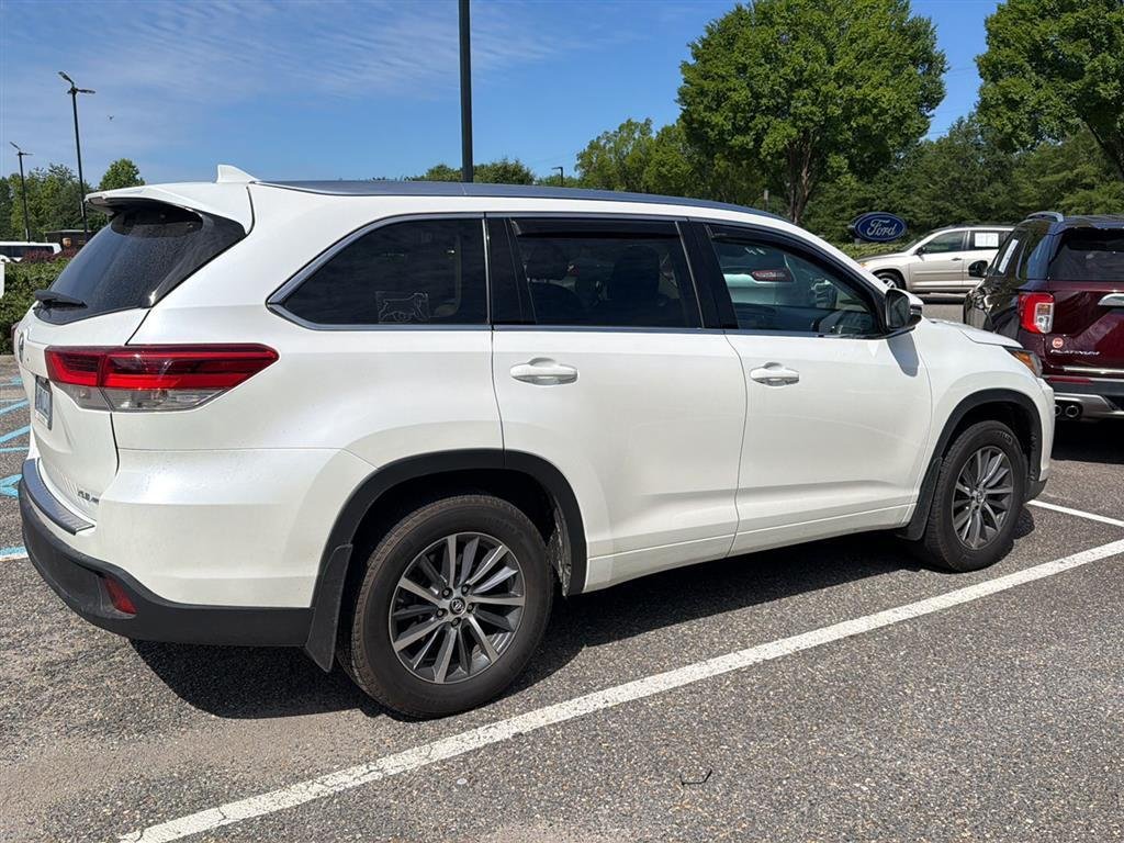 Used 2017 Blizzard Pearl Toyota XLE image 3