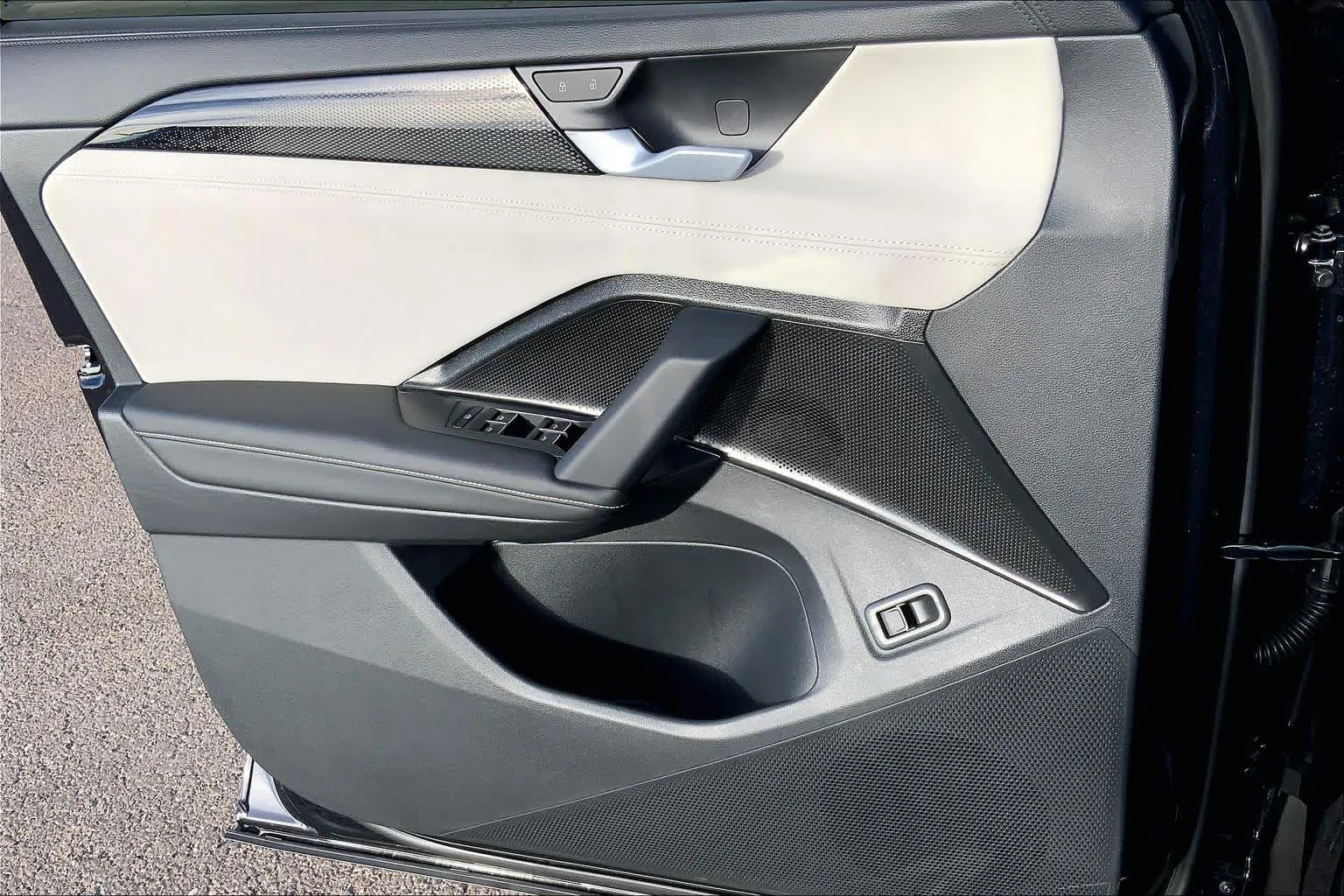 New 2026 Deep Black Pearl Volkswagen SE image 10