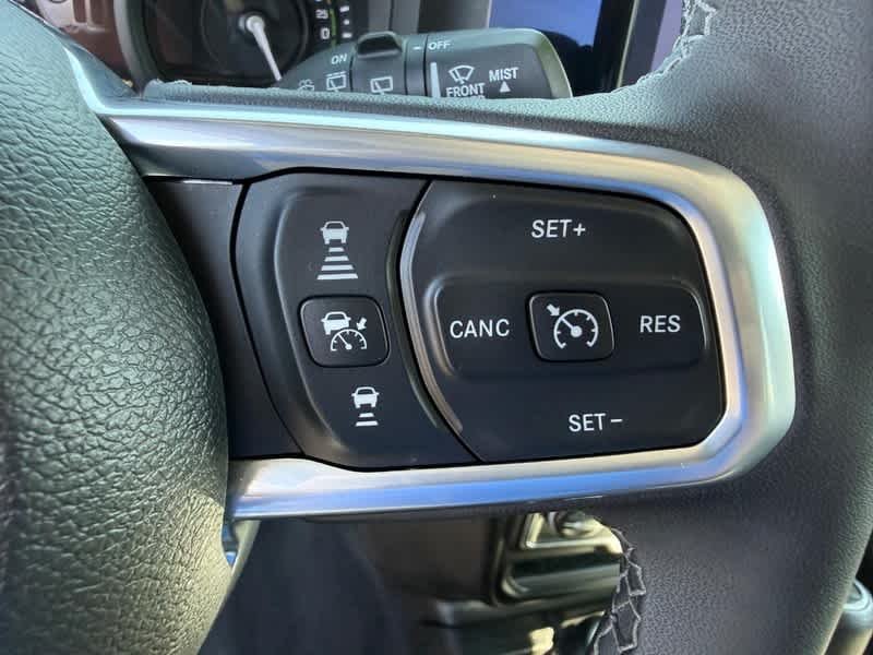 Used 2025 Granite Crystal Metallic Clearcoat Jeep Sahara image 14