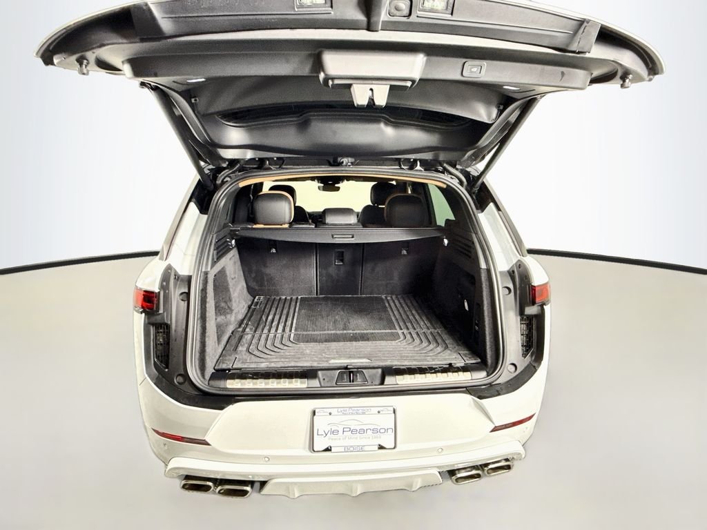 Used 2025 White Land Rover Dynamic SE image 29
