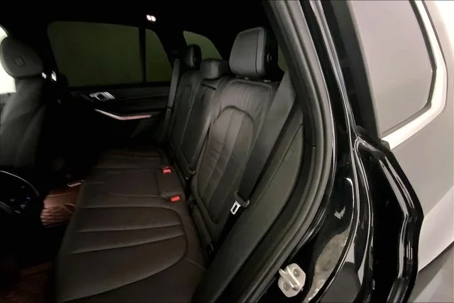 Used 2019 Black BMW xDrive40i image 12