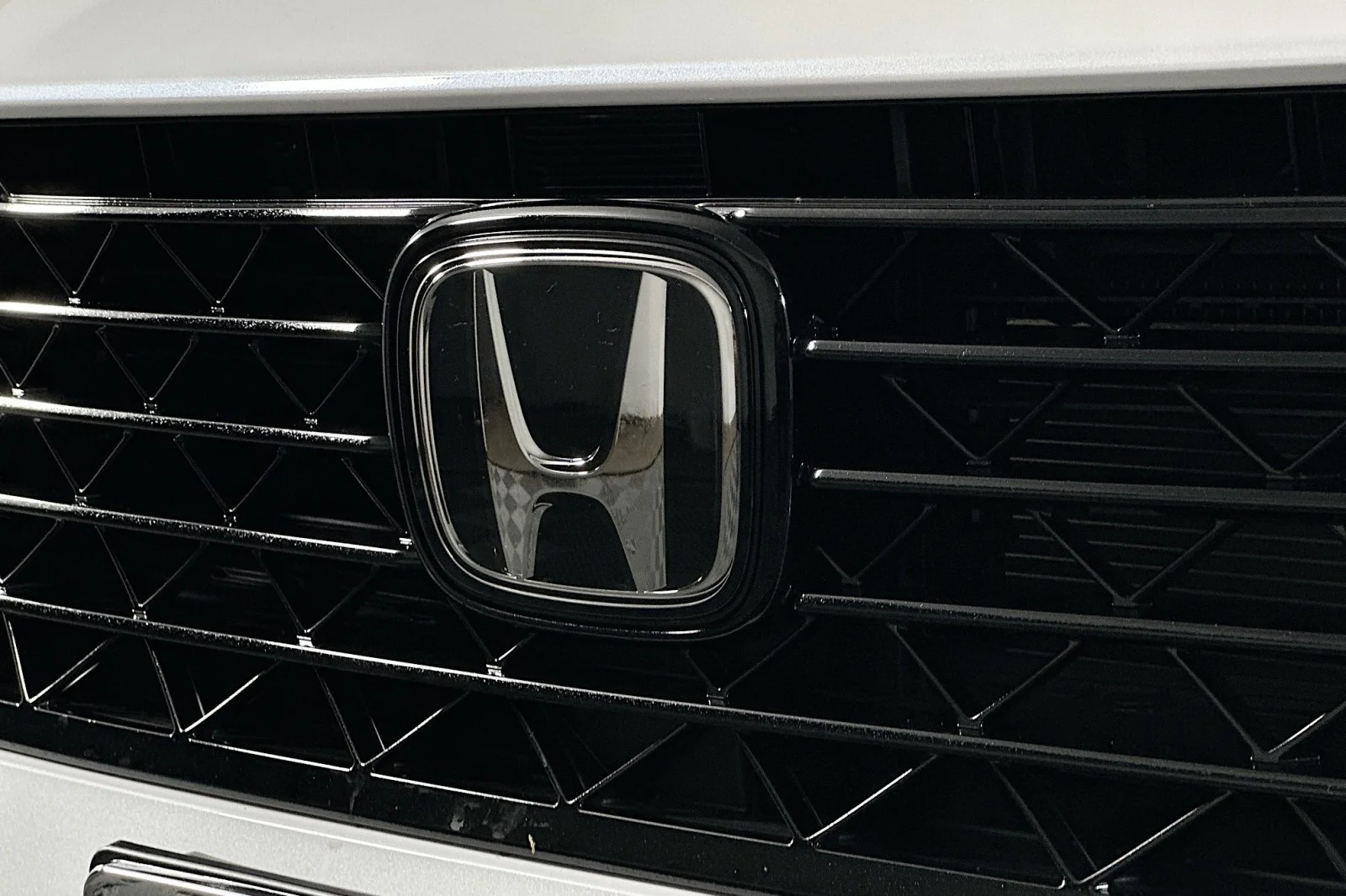 Used 2025 Platinum White Pearl Honda SE image 14
