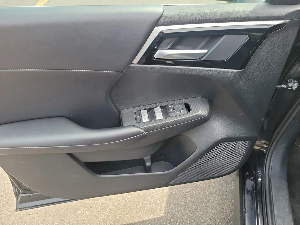 Used 2024  Mitsubishi SE image 21