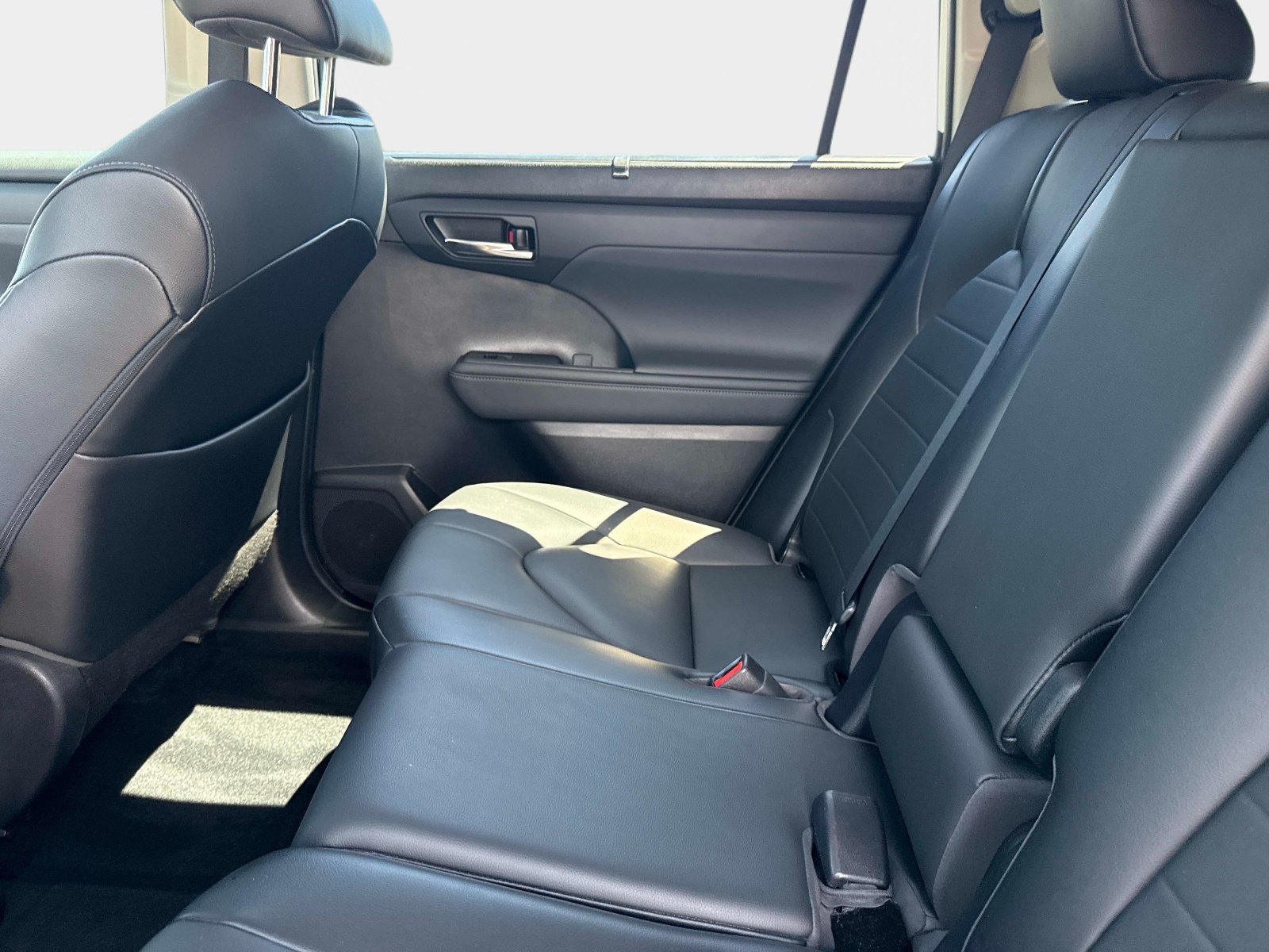 Used 2021 Blizzard Pearl Toyota XLE image 13