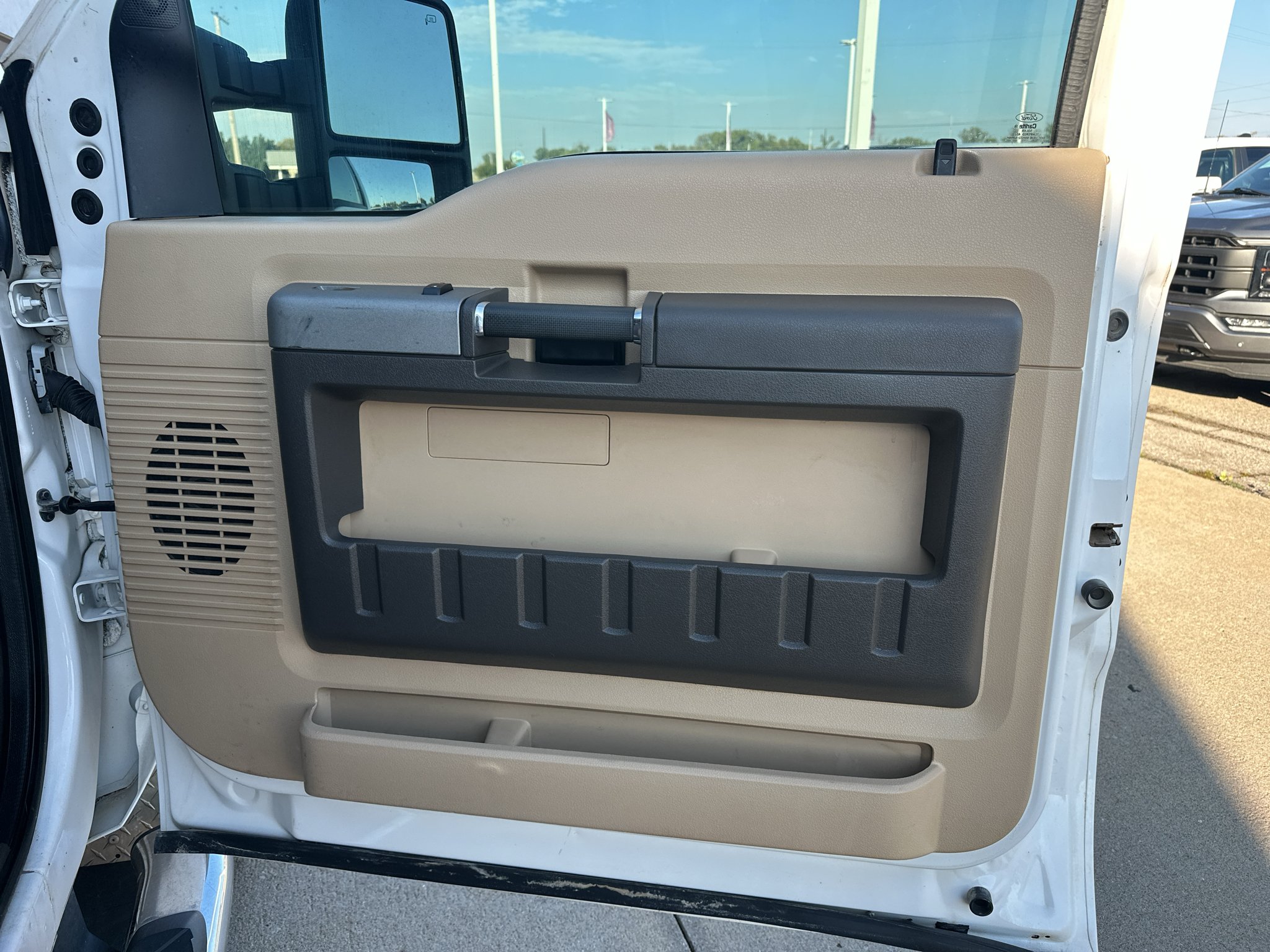 Used 2016 White Platinum Metallic Tri-Coat Ford LARIAT image 31