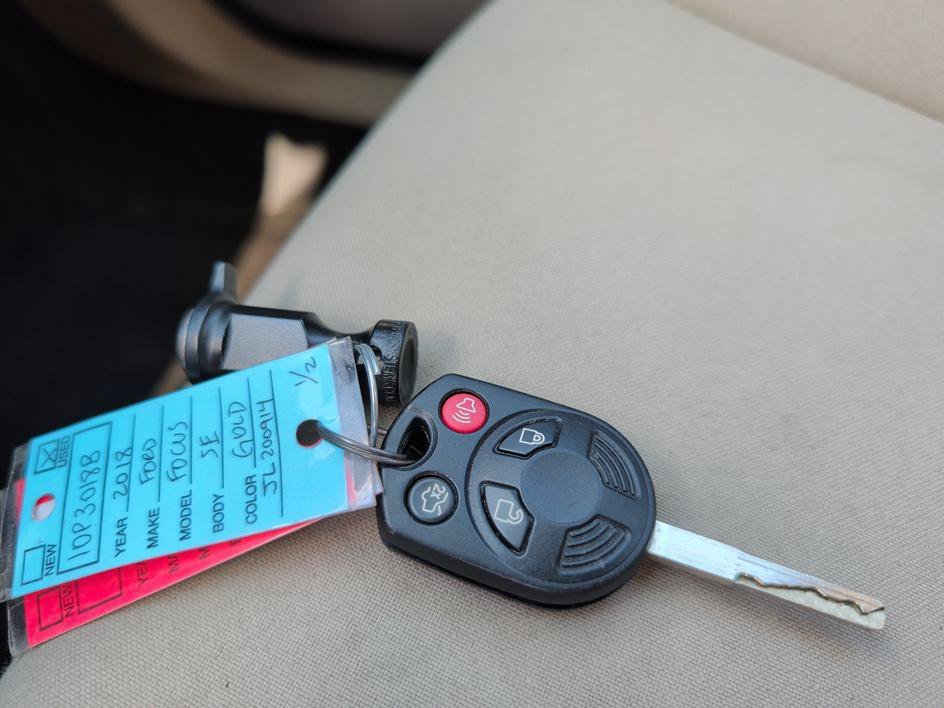 Used 2018 White Gold Metallic Ford SE image 30