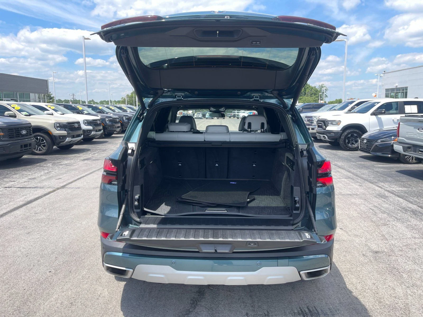 Used 2025 Blue BMW xDrive40i image 17