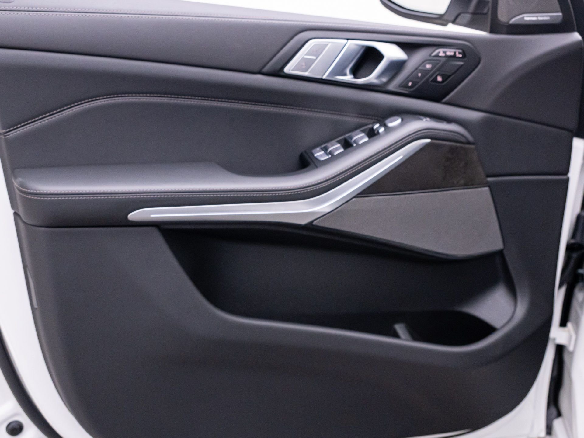 New 2026 Mineral White Metallic BMW xDrive40i image 14