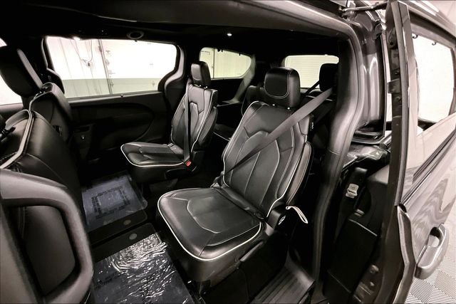 Used 2018 Granite Crystal Metallic Clearcoat Chrysler Limited image 25