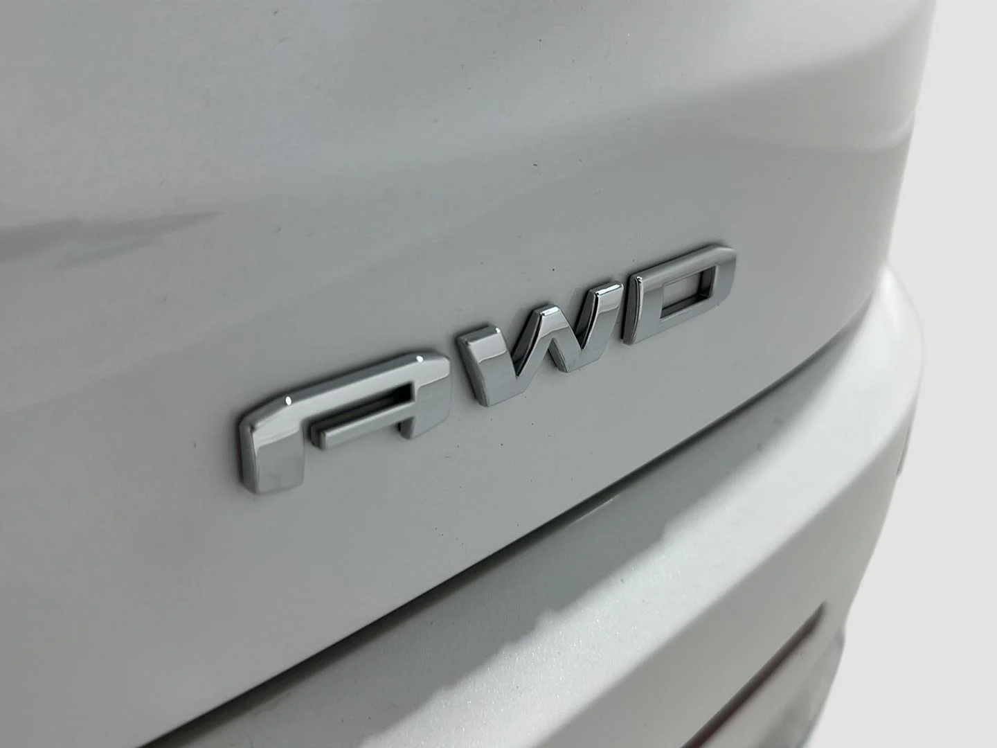 Used 2023 White Frost Tricoat GMC Denali image 32