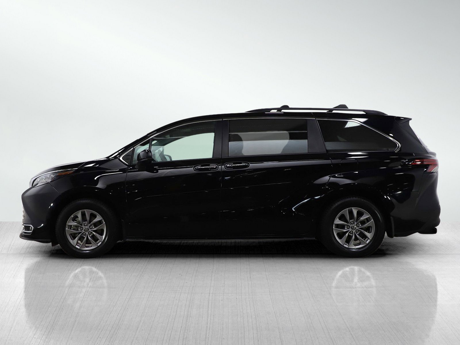 Used 2022 Toyota Sienna XLE with VIN 5TDYRKEC3NS123254 for sale in Burnsville, Minnesota