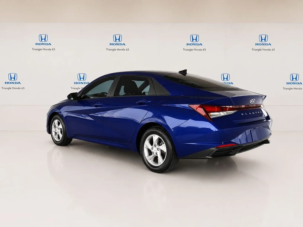 Used 2021 Blue Hyundai SE image 4