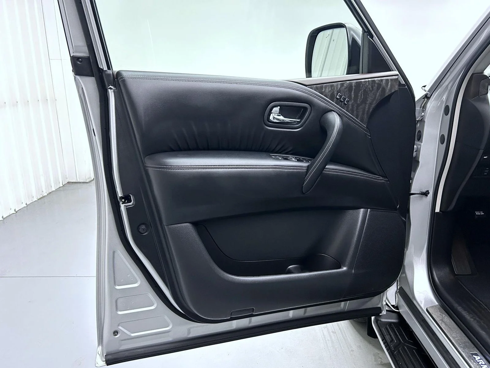 Used 2021 Silver Nissan Platinum image 9