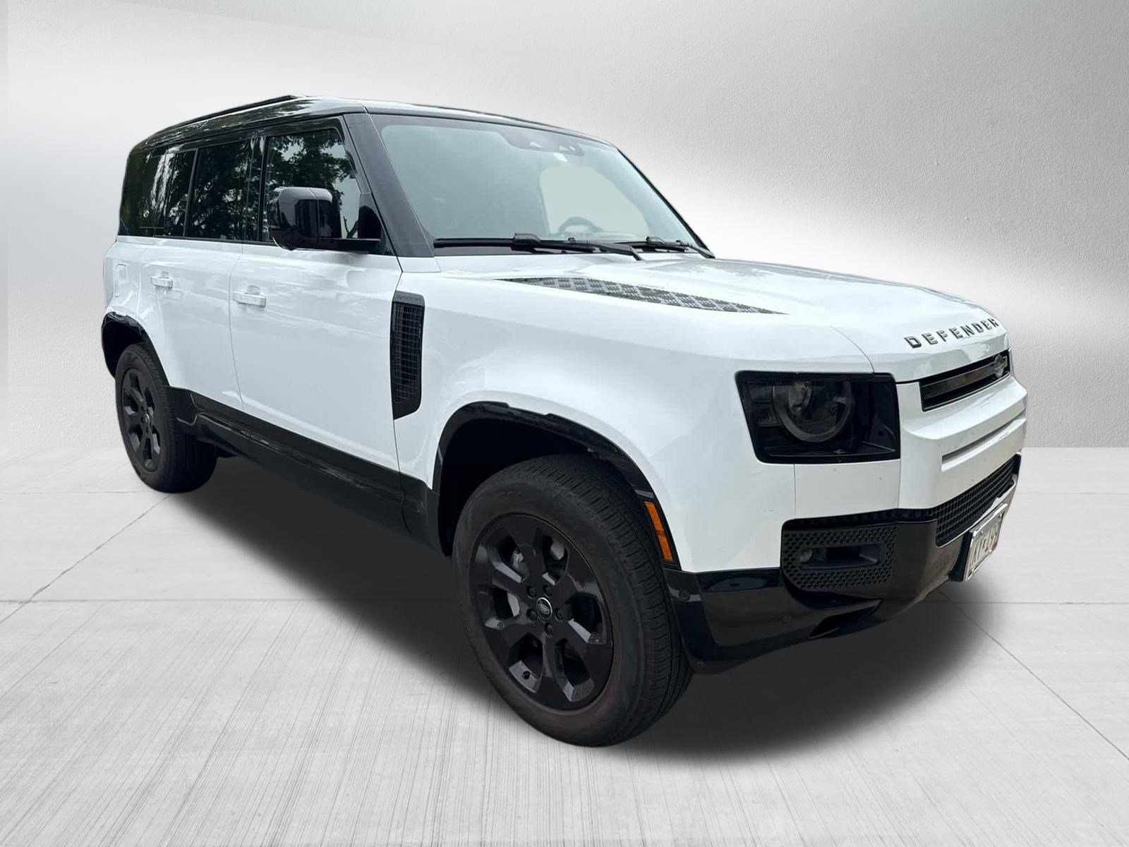 Used 2024 Fuji White Land Rover X-Dynamic SE image 5