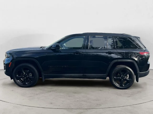 Used 2023 Diamond Black Jeep Altitude X image 8