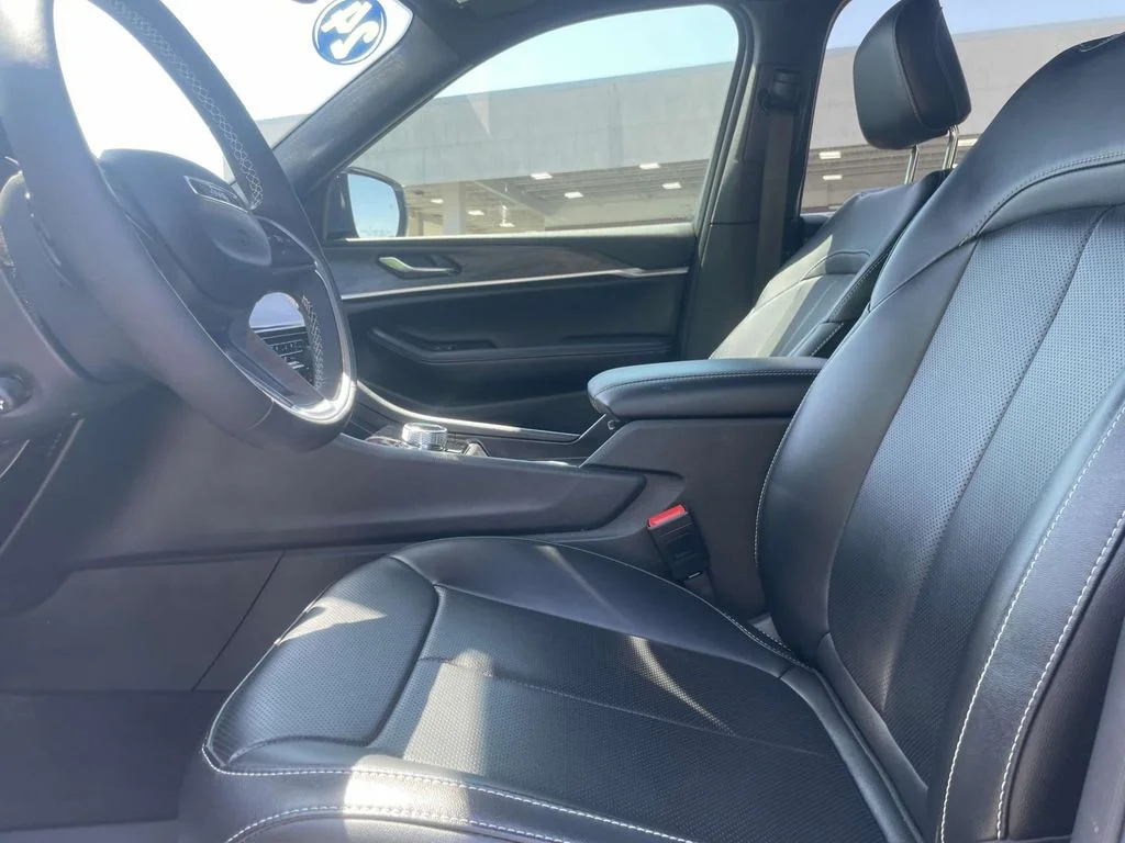 Used 2024 Silver Jeep Limited image 27