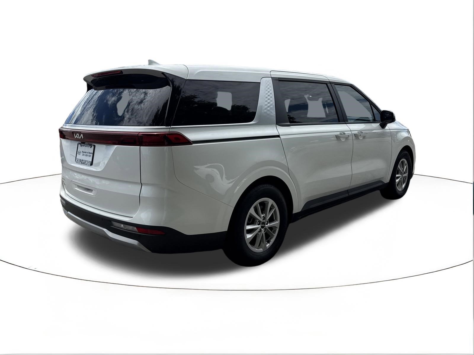 Used 2024 Snow White Pearl Kia LX image 3