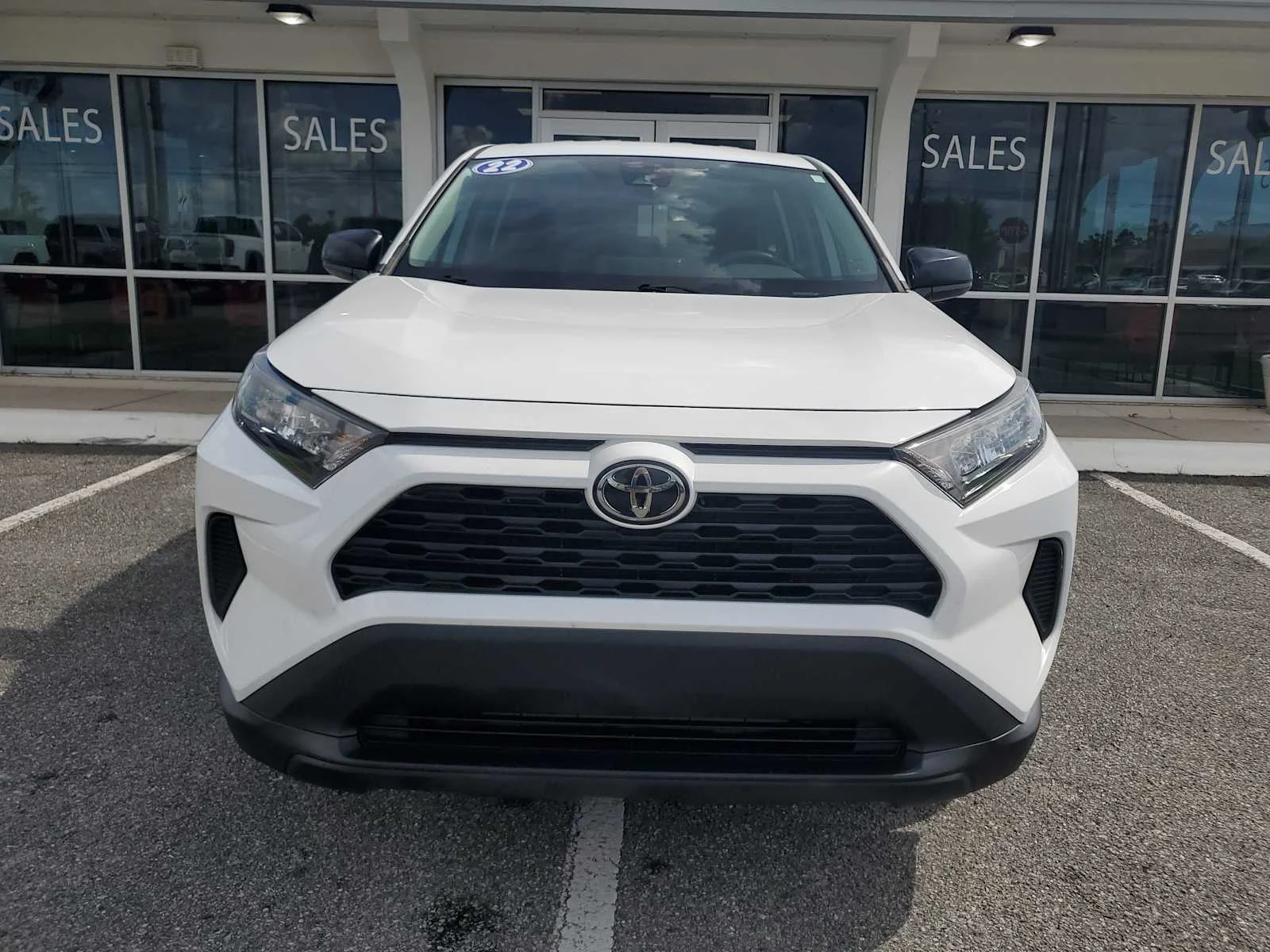 Used 2022 White White Toyota LE image 12