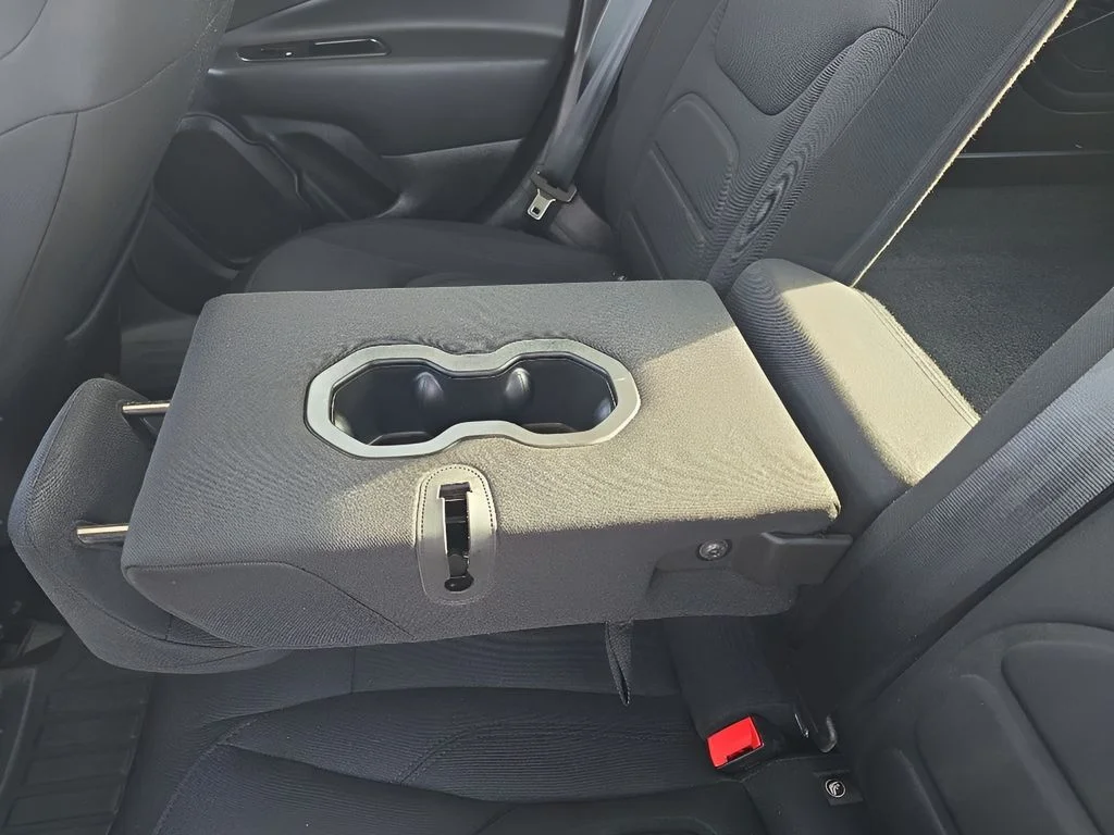 Used 2022  Jeep Latitude image 30