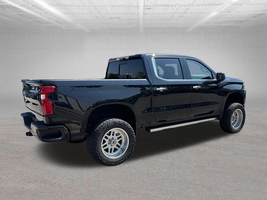 Used 2022 Black Chevrolet High Country image 3