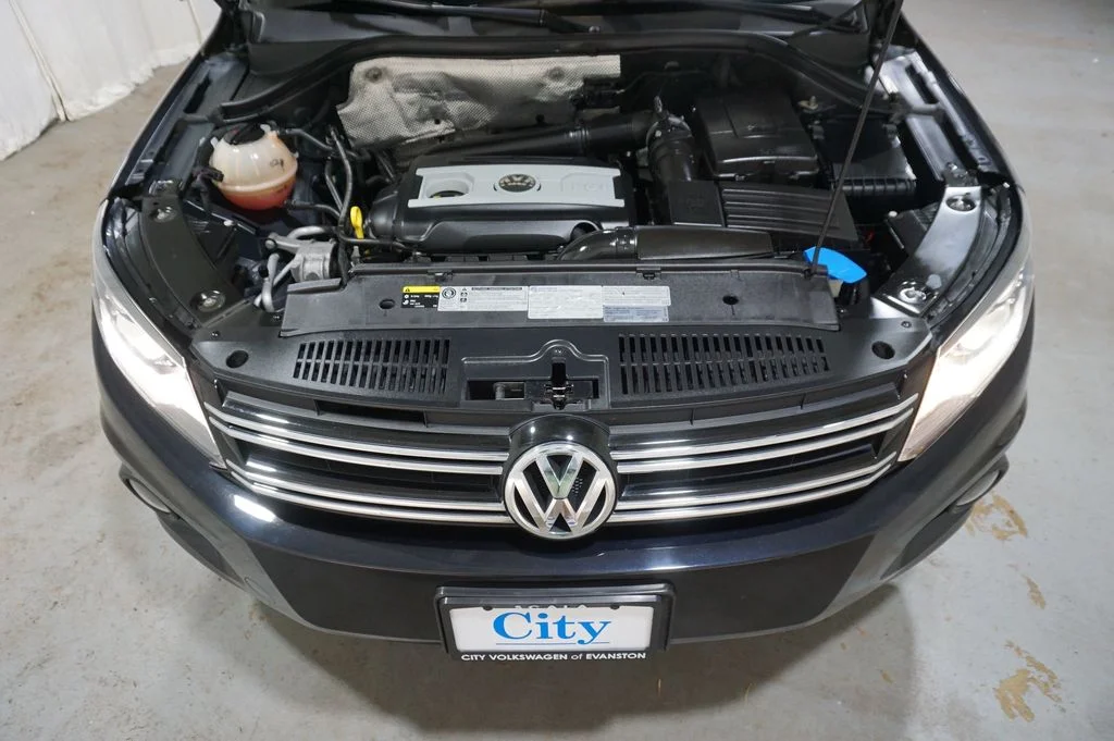 Used 2016 Deep Black Pearl Volkswagen SE image 28