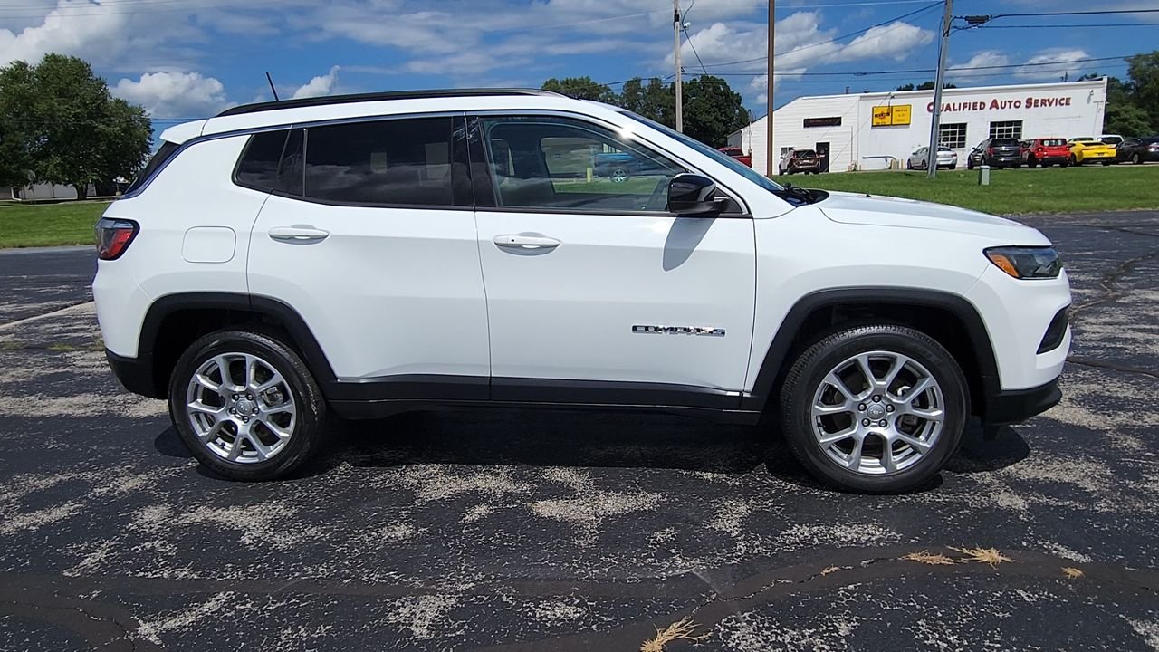 Used 2022 White Jeep Latitude Lux image 9