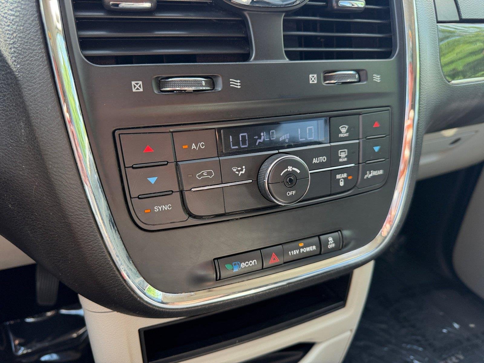 2015 Chrysler Town & Country Touring - Photo 23