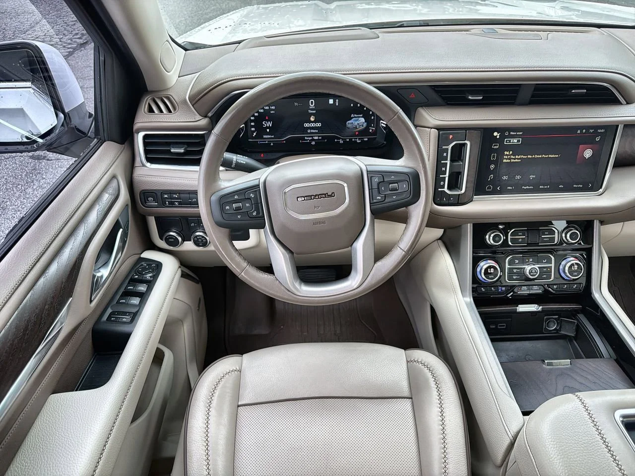 Used 2022 White Frost Tricoat GMC Denali image 10
