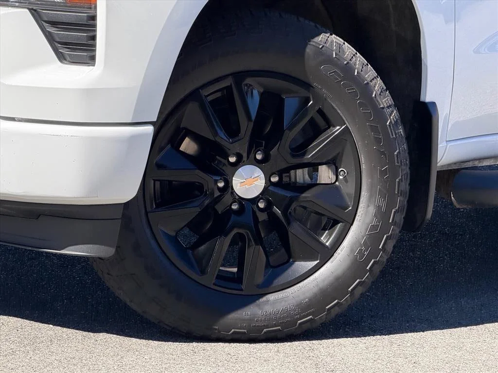 Used 2024 White Chevrolet Custom image 26