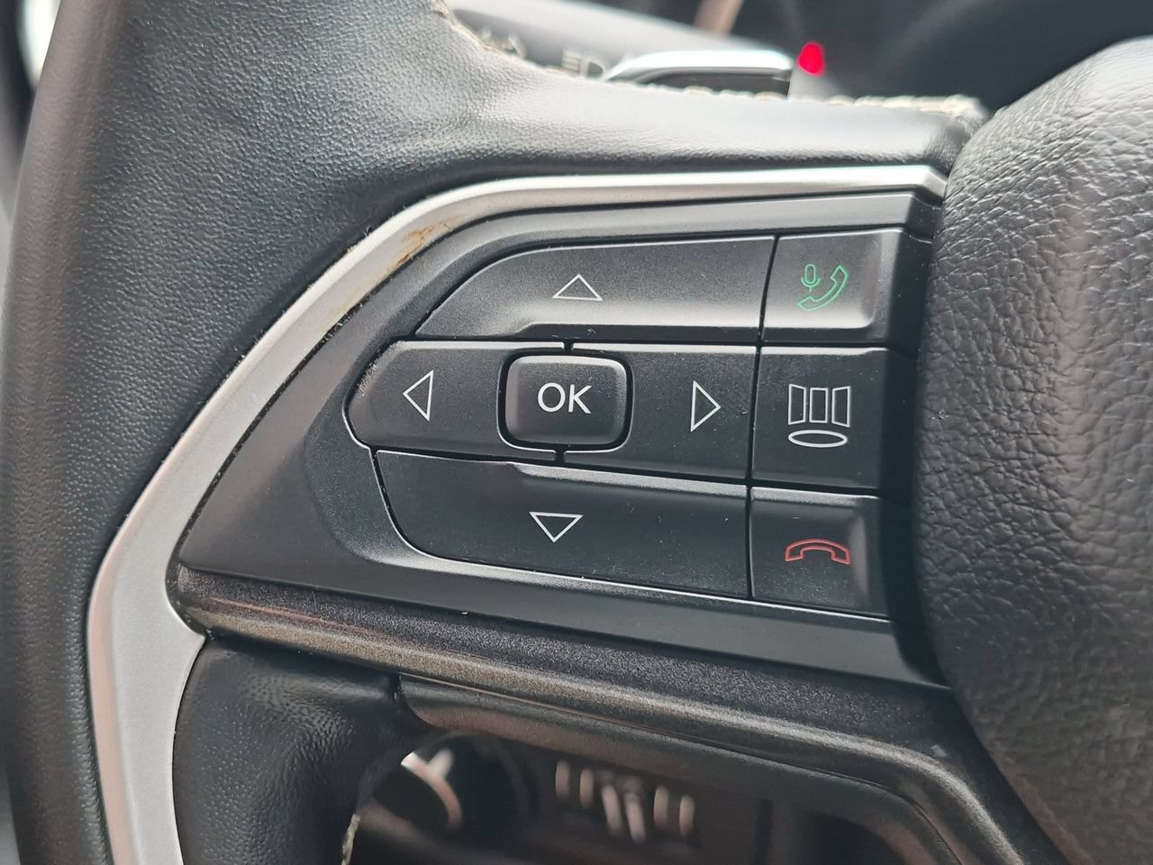 Used 2022 Diamond Black Crystal Pearlcoat Jeep Laredo image 21