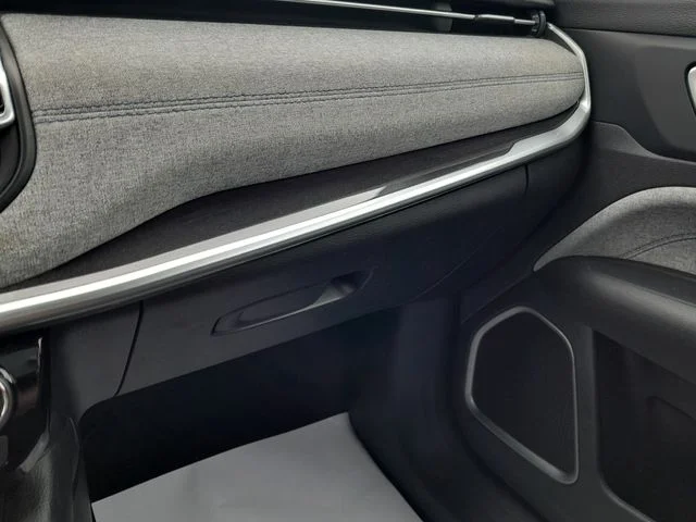 Used 2024  Jeep Latitude image 30